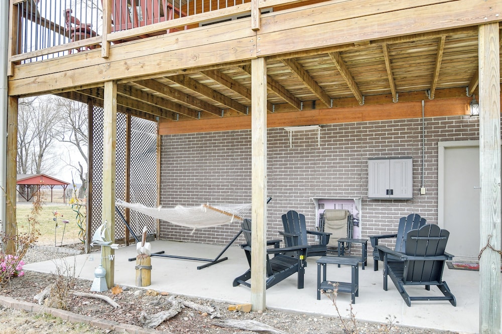 6 Mi to Dtwn Pella: Riverfront Cabin w/ Game Room!