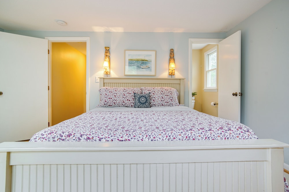 Furnished Deck: Retreat on Mashpee River!
