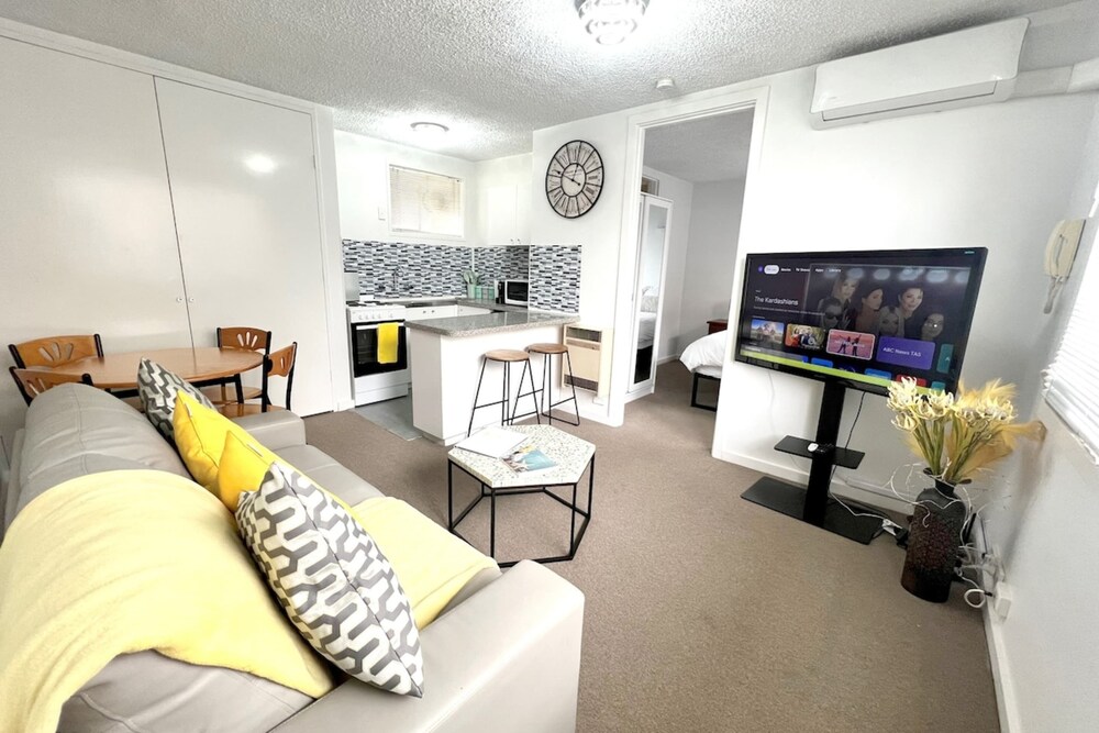 Cozy 1-bedroom Unit in St Kilda w/ Parking & Wifi