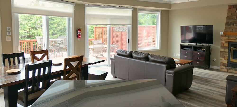 Mountain Views, Steps to BM Village, Hot Tub, BBQ.