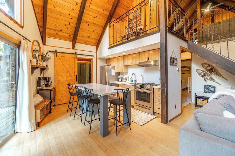 Cozy Tahoma Cabin in the Pines Sleeps 6 + Pets