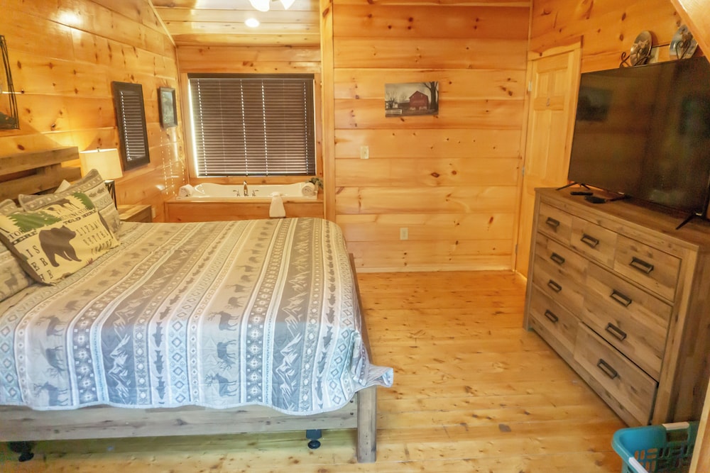 2 BR Pigeon Forge Home w/ Porch & Hot Tub