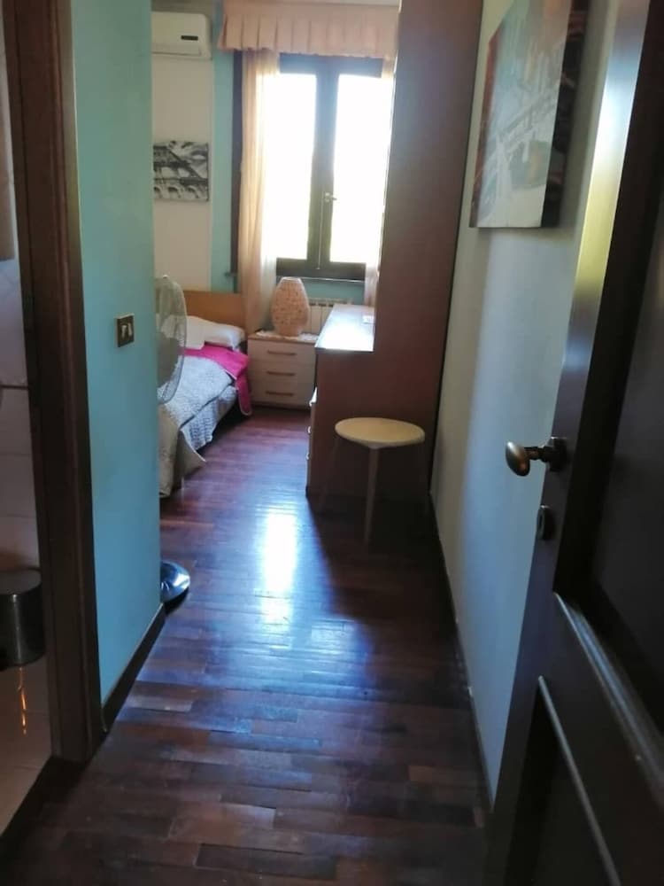 Villa Sleeps 6 With Garden and Gym