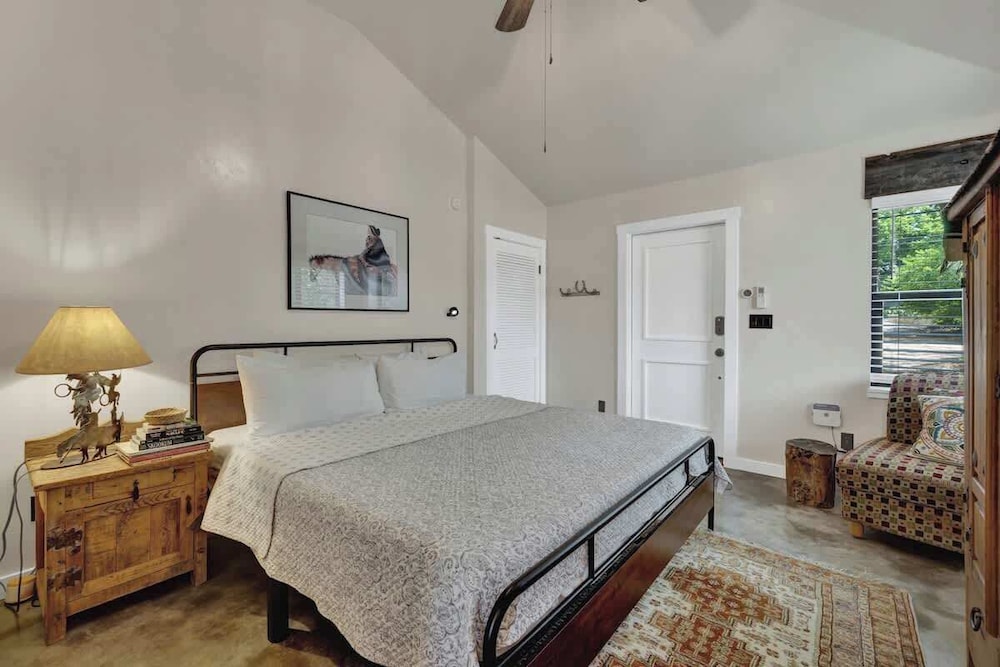 Rojo-charming Unit Walking Distance to Main St!