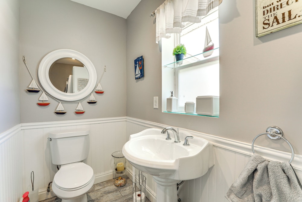4 Mi to Venice Beach: Home w/ Patio & Yard