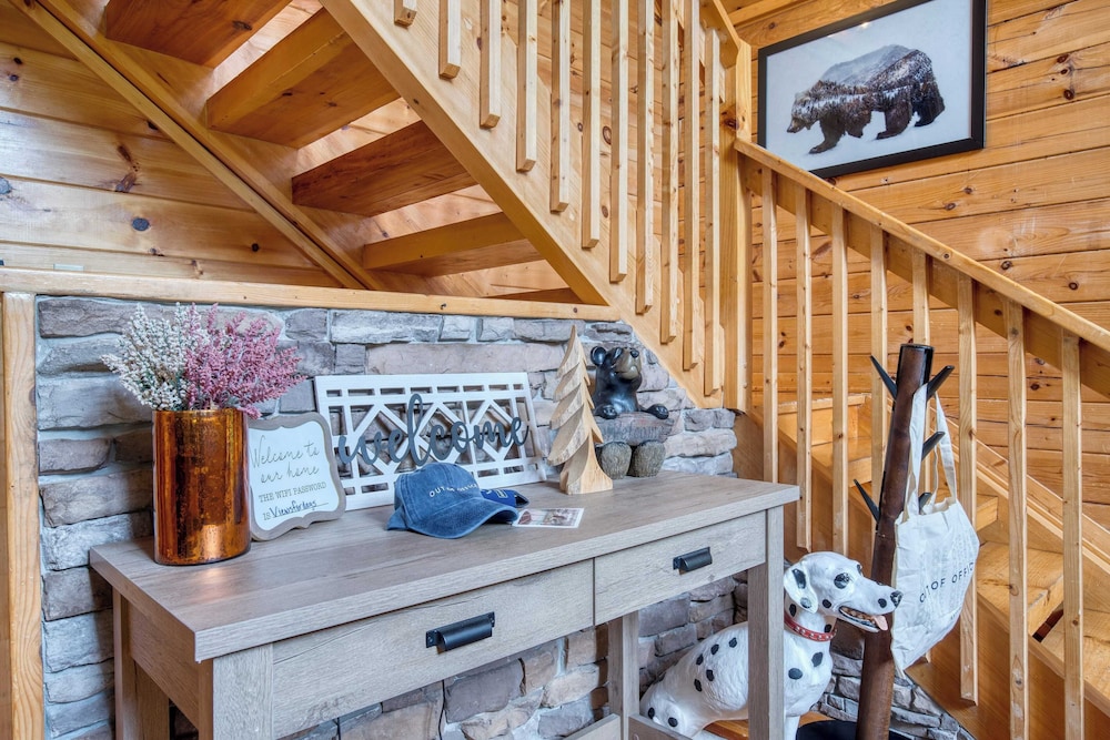 Triple Mountain View by Avantstay: Hot Tub, Game Room & Stunning Smoky Mountain Views