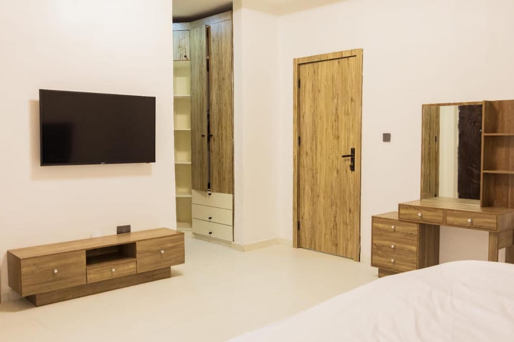 Immaculate 4-bed Apartment in Lekki view 2