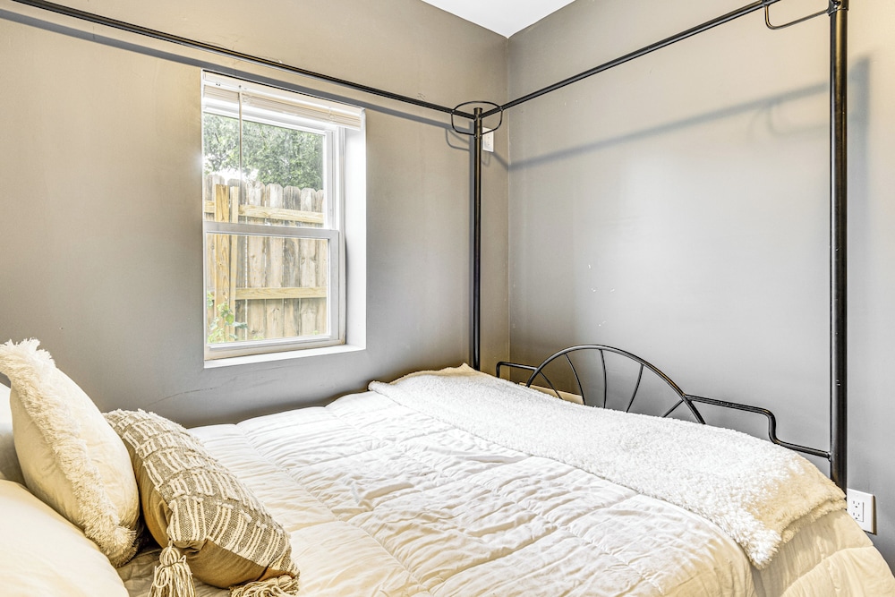 4 Mi to Dtwn Indianapolis: Quiet Apartment w/ Yard
