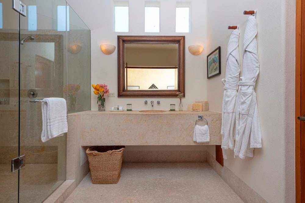 Staffed Ocean View Villa w Four Seasons Amenities