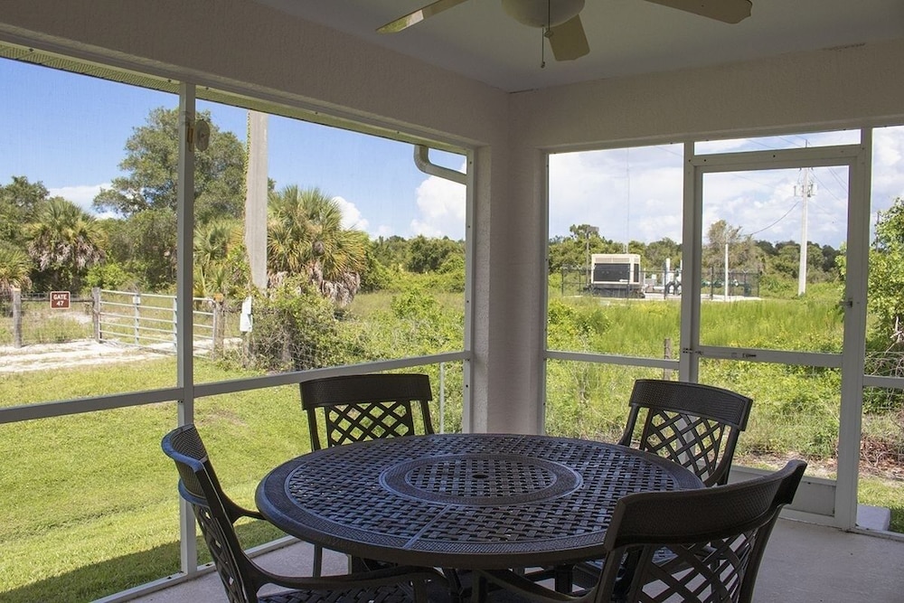 Rotonda West 2 Bedroom Condo w Lanai 9 miles to Gulf Beaches 2 Condo