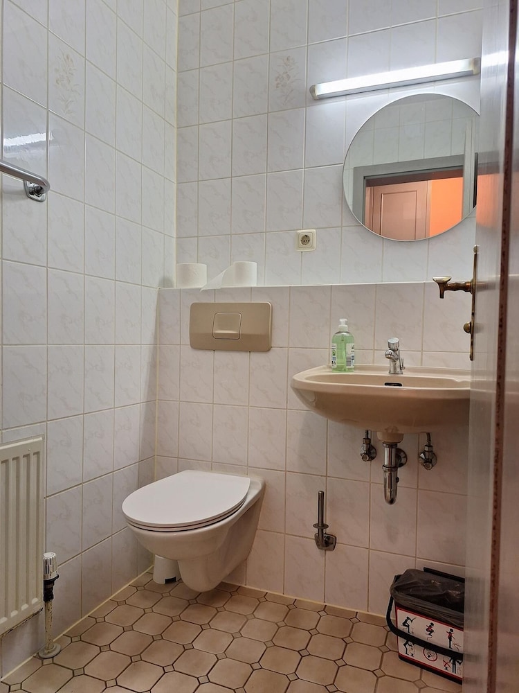 2-Rent Group Hostel Rooms AUB162