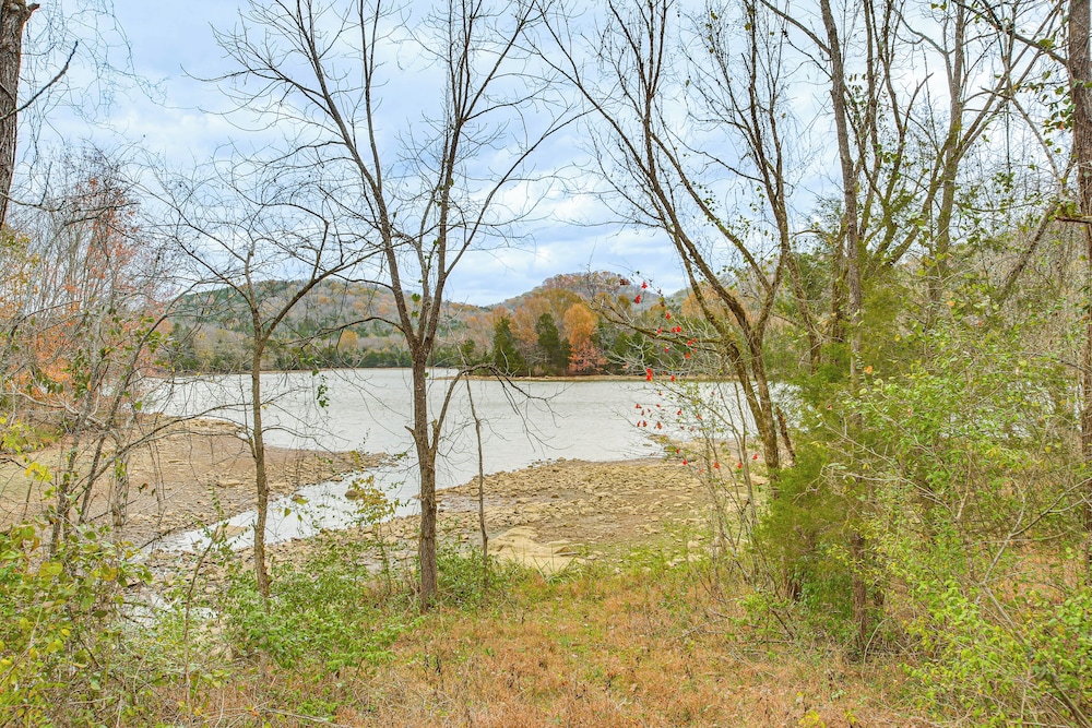 Walk to Cordell Hull Lake: Chestnut Mound Cottage