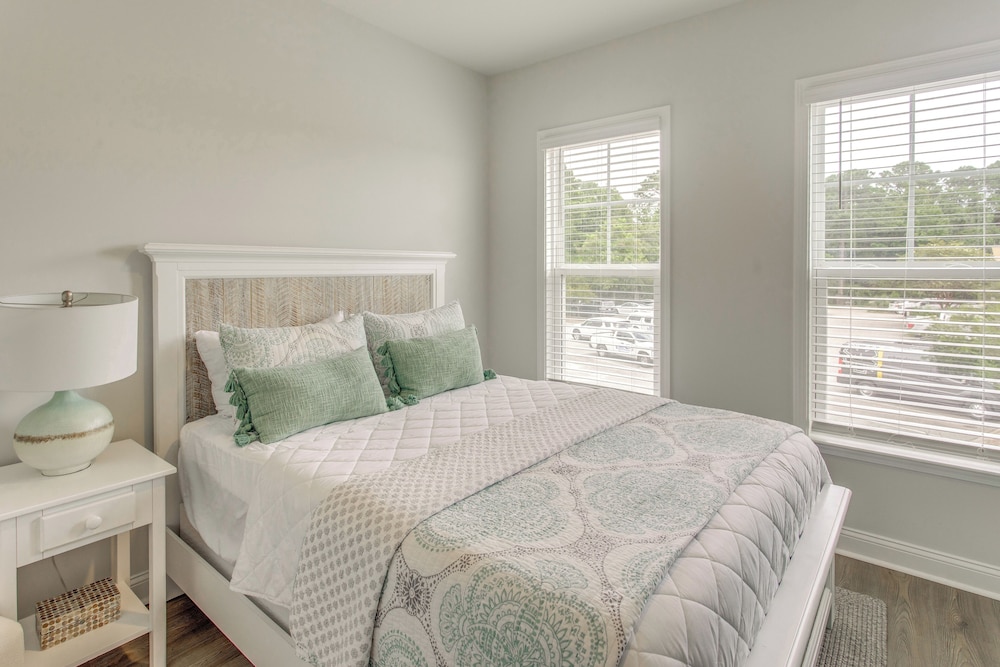 Pool + Shuttle to Ocean! North Myrtle Beach Escape