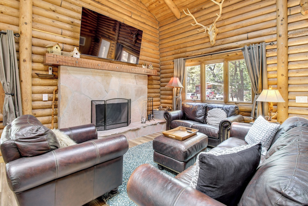 2 Mi to Show Low Lake: Log Cabin w/ Large Yard!