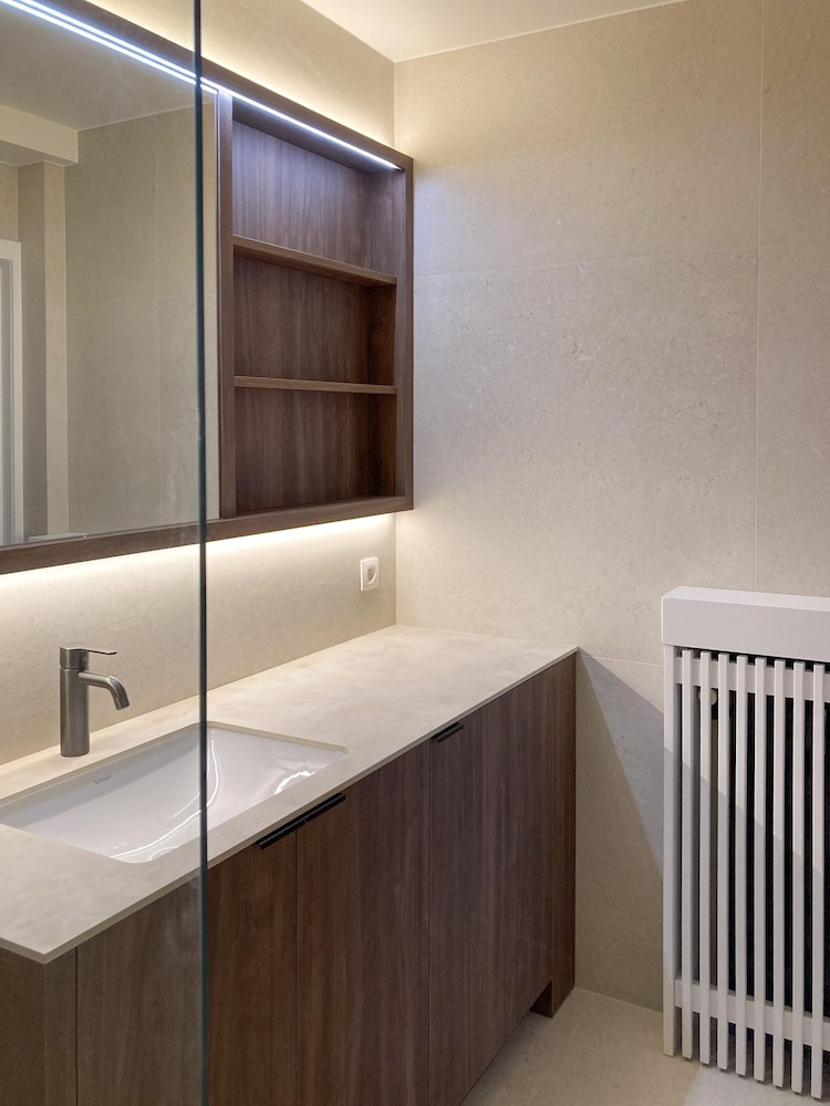 Huswell - Renovated Beachfront Apartment