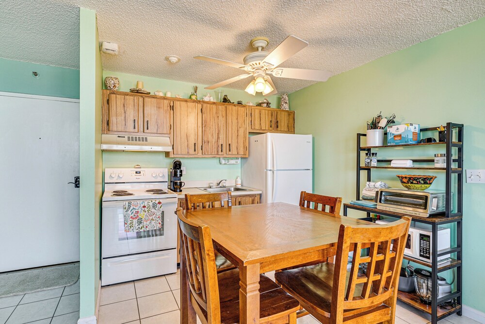 Beachfront Condo w/ Bay View in Fort Myers Beach!
