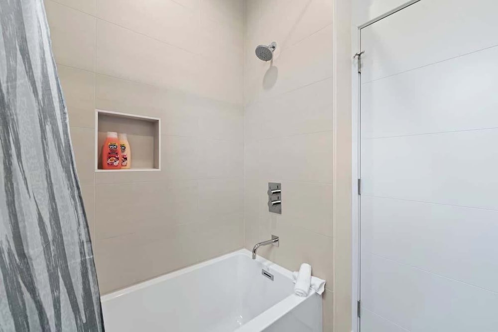 New Bright Condo Sleeping 8 by United Center