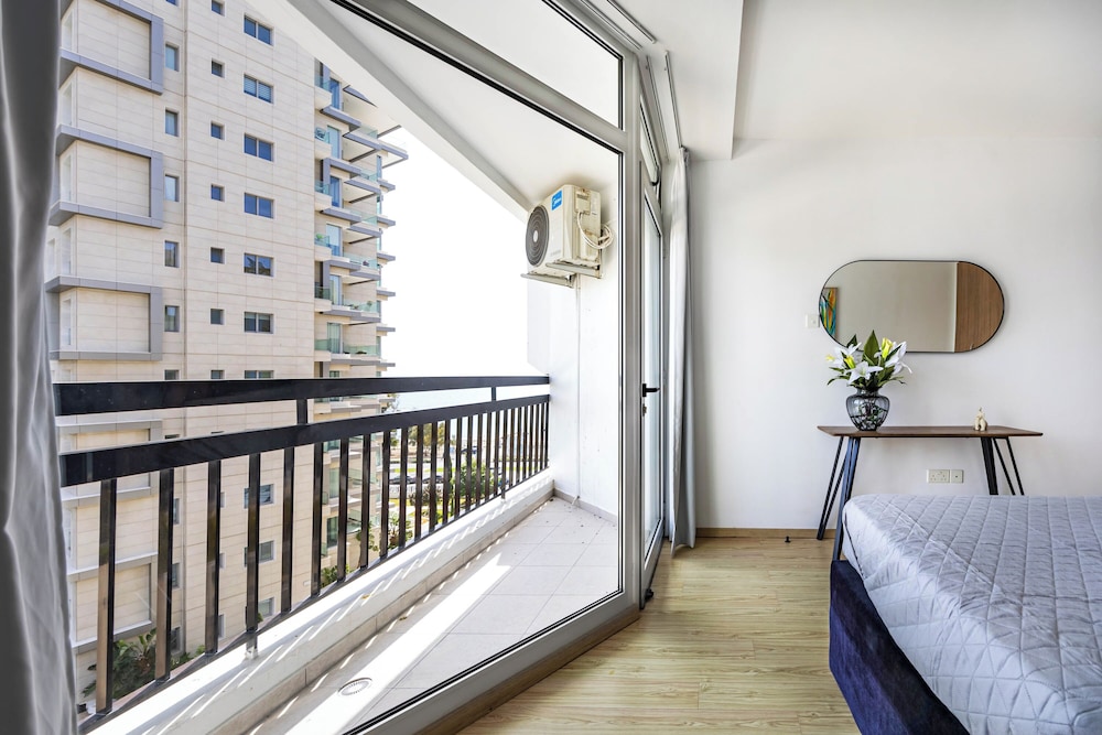Marathon Beach Apartment With Shared Pool