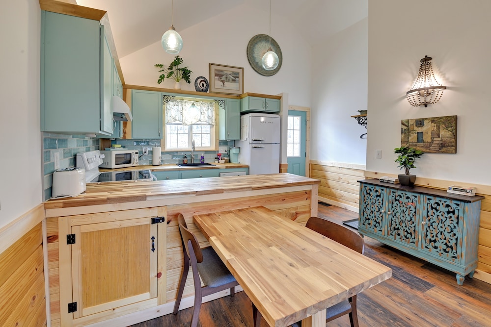 Hot Tub & Fire Pit: Romantic Getaway in Frenchburg
