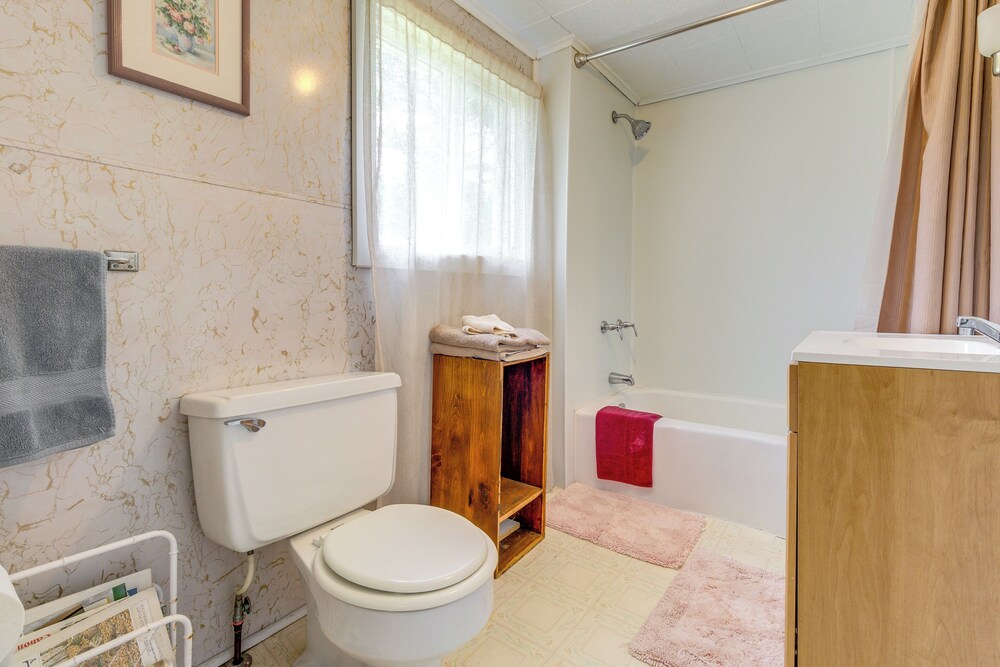 Pet-friendly Smithmill Retreat w/ Yard!