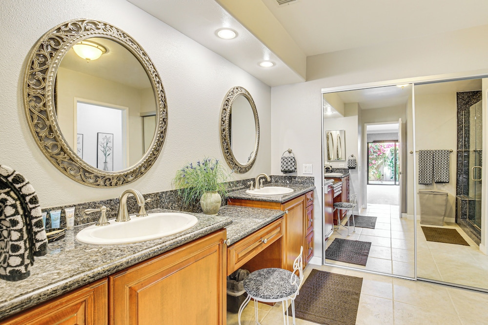 Community Pools & Golf Views: Palm Desert Condo!