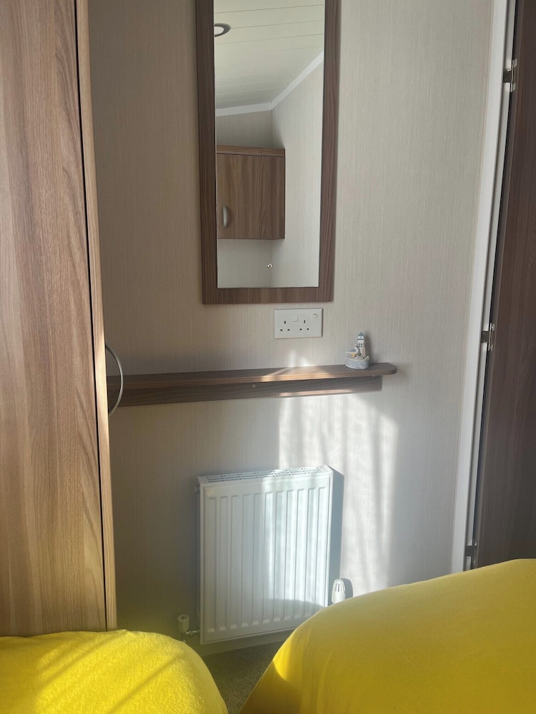 2-bed Cabin, Sleeps 4 in Cayton Bay