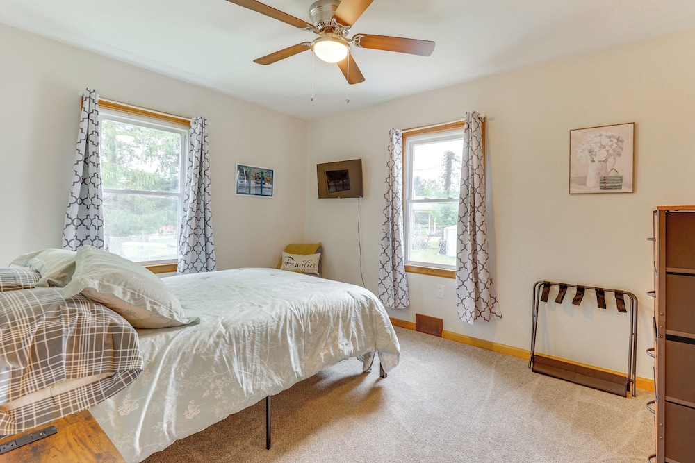 4 Mi to Main Street! Family Getaway in Zanesville