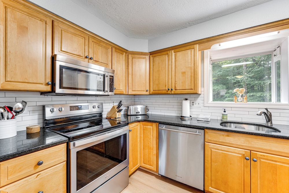 Condo w/ Deck & Grill < 5 Miles to Loon Mountain!