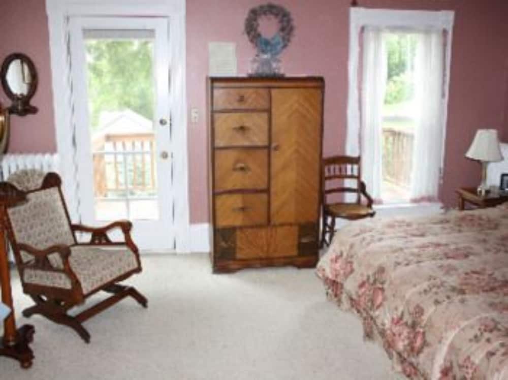 Hudson Manor Bed and Breakfast