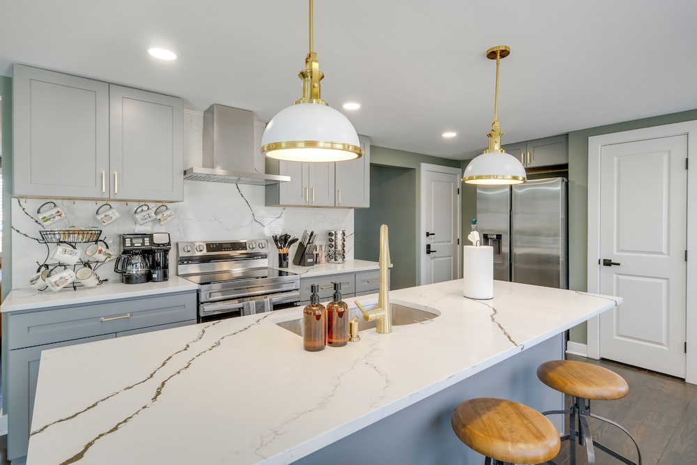 Family Friendly: Modern Retreat in Fort Washington