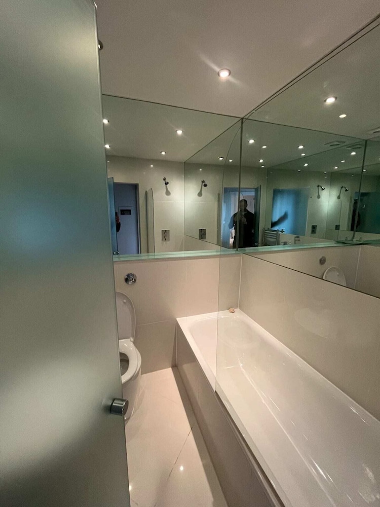 Modern Top Floor 2BD Flat - Kensington