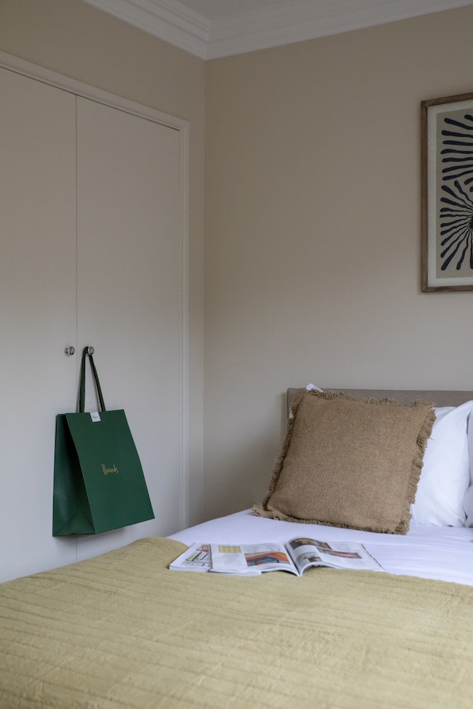 Gulaid House Knightsbridge by Bob W London