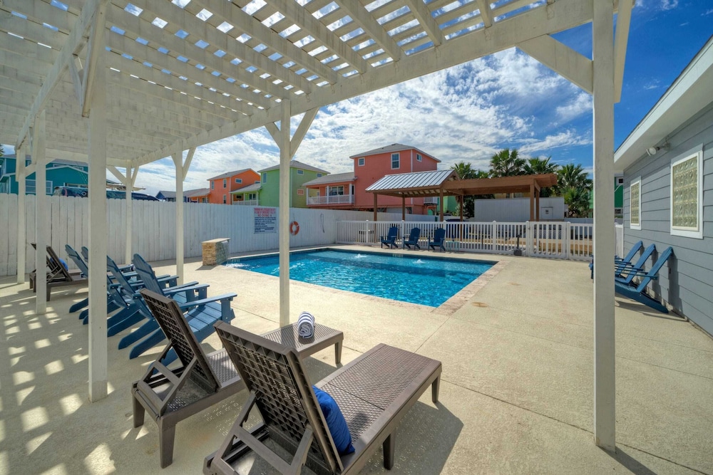 Minutes to the Beach w/ Pool, Sleeps 8 Two Condos: Costa Bahia