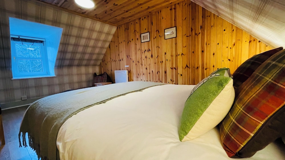 Traditional Highland Cottage Near Loch Ness-sleeps 6