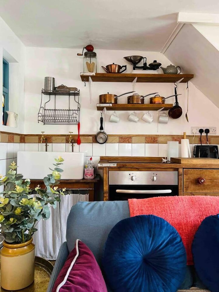 The Pepper Pot Sleeps 4 Sunlit Garden