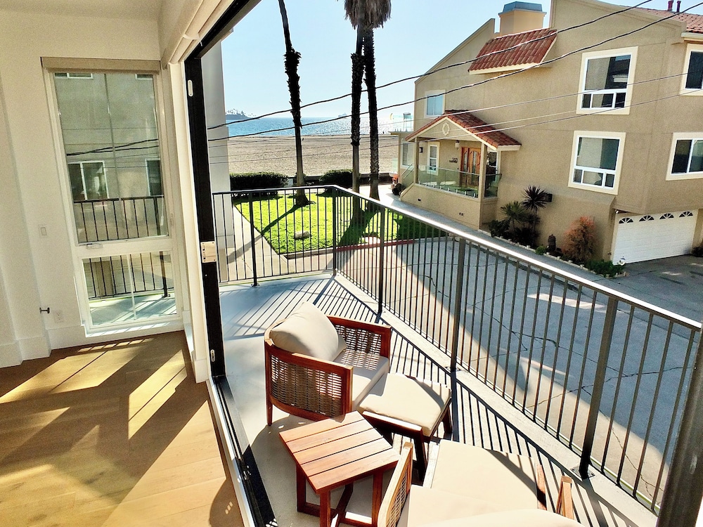Beach Paradise Stunning 3-story in Long Beach!