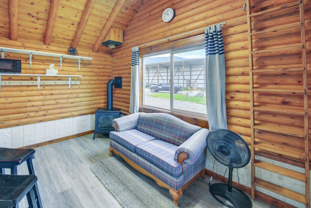 Cozy Thompson Falls Cabin w/ Mountain Views view 4