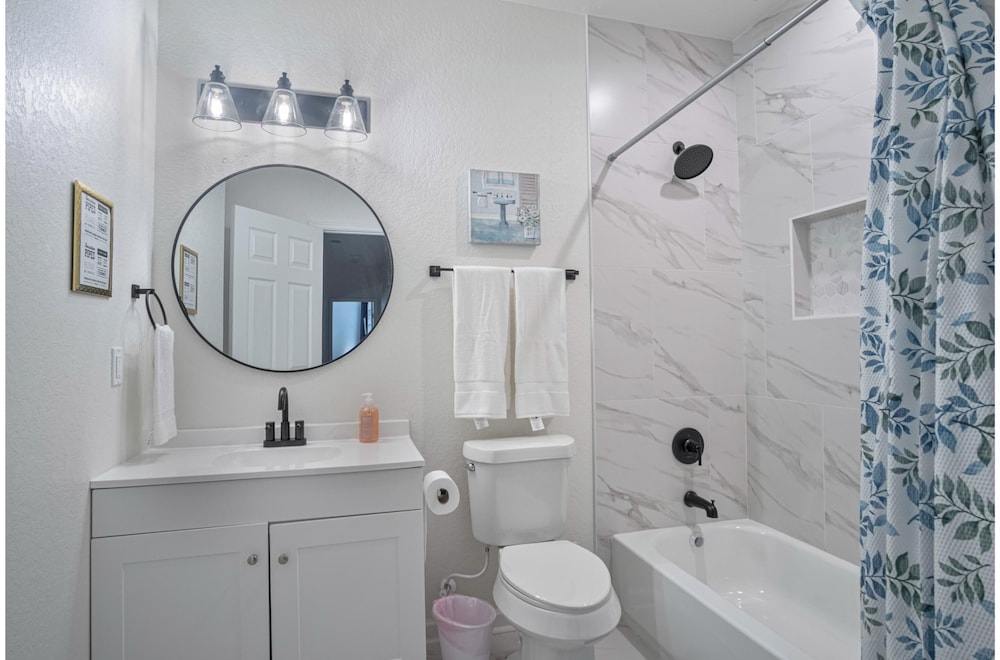 Vibrant 4br/3ba Oasis Near Happy Downtown!