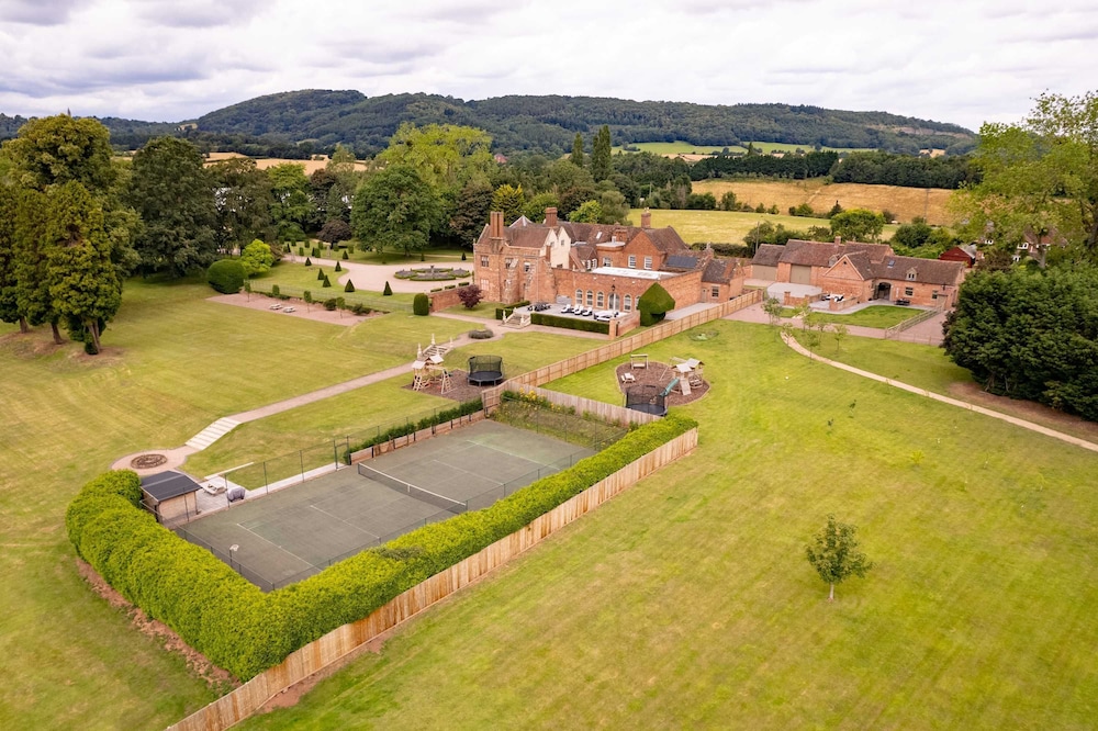 Host Stay Hillhampton House
