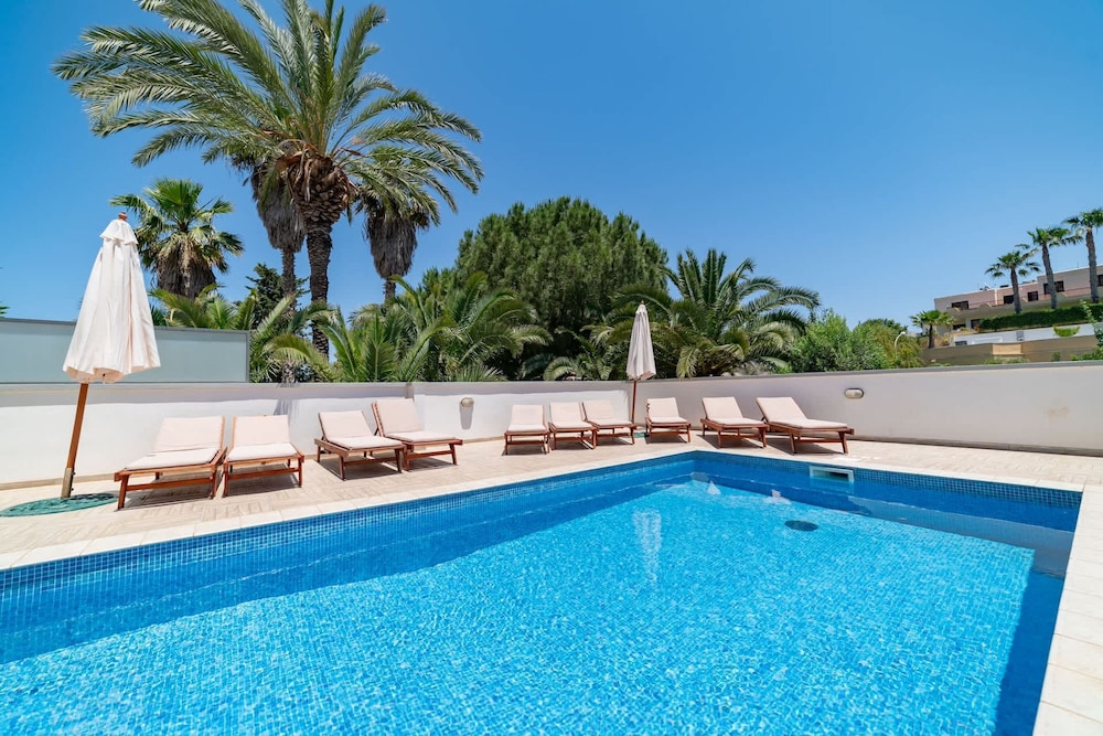 Villa Gardenia - 5 Bedroom Holiday Villa With Pool