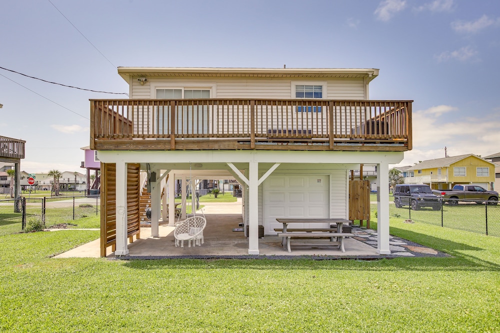 Walk to Beach: Updated Home w/ Deck in Galveston!