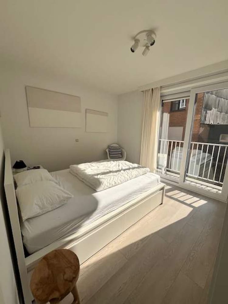 Huswell - Beachfront Apartment With Bike Storage