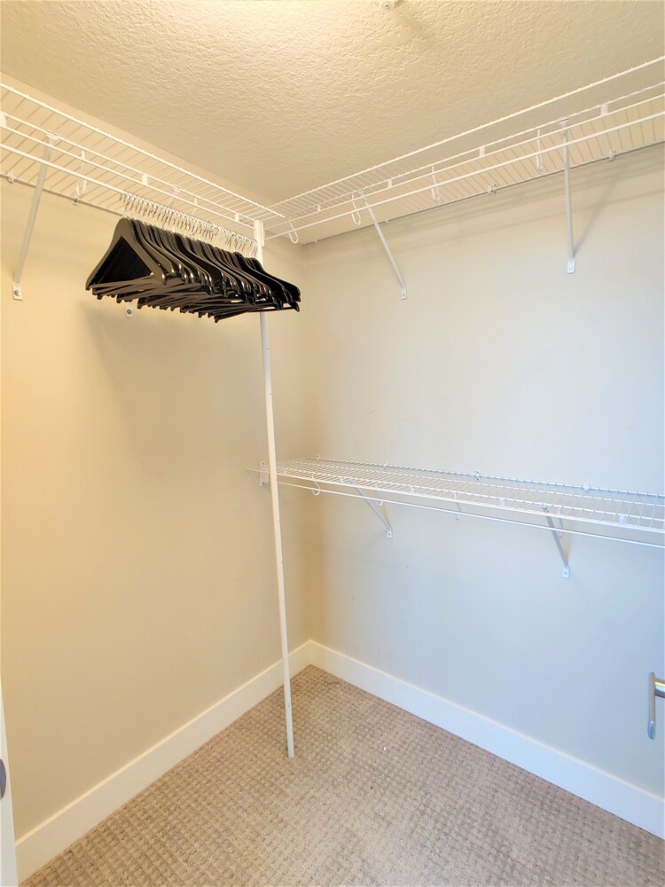 Monki Di Executive Suites - GLAS - Luxury Inner City Home 3 min to Downtown w Private Rooftop Patio Fireplace - Image 4