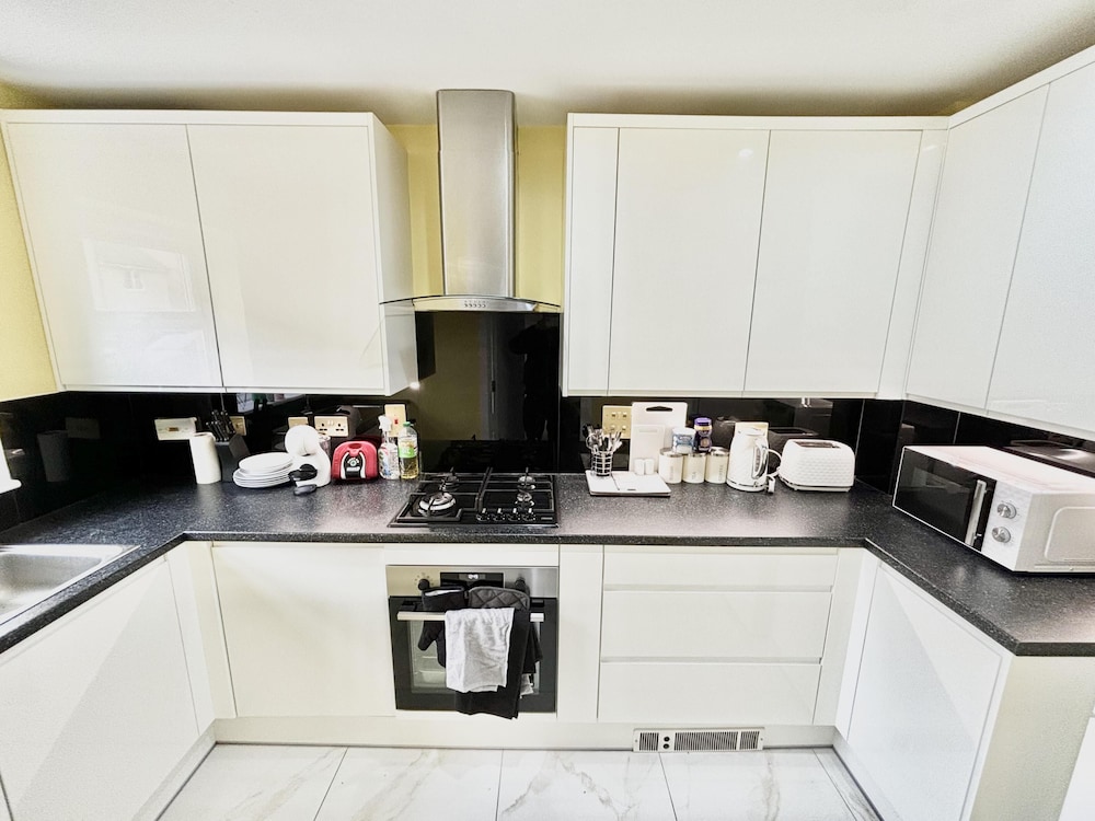 Remarkable 3-bed House in Reading view 4