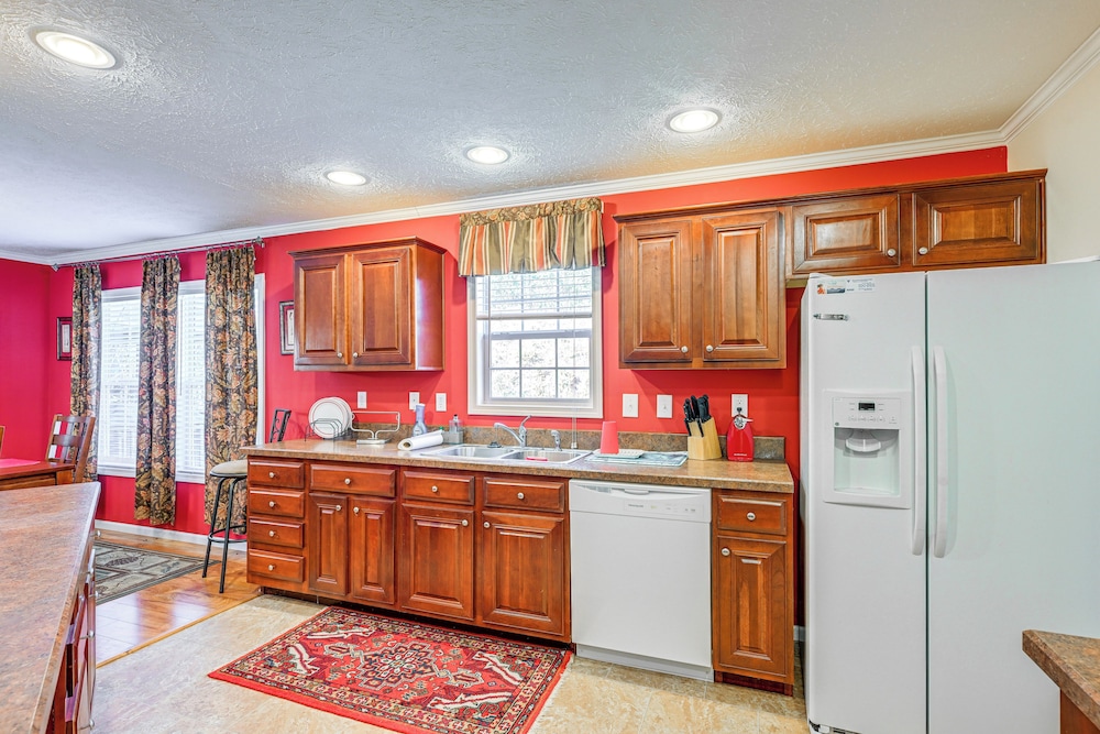 Creekside Haven w/ Fire Pit Near Nantahala River