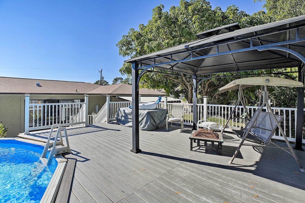 Pet-friendly Oasis w/ Deck & Fire Pit in Bokeelia!