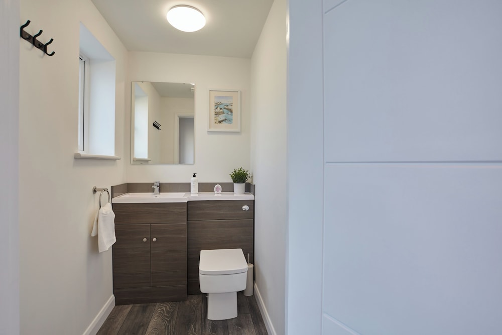 2022 Modern Home In Central Hayle With Parking