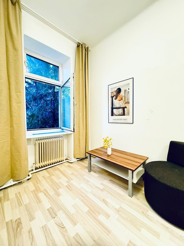 Simple 3BR Apartment for 6 FAC Platz