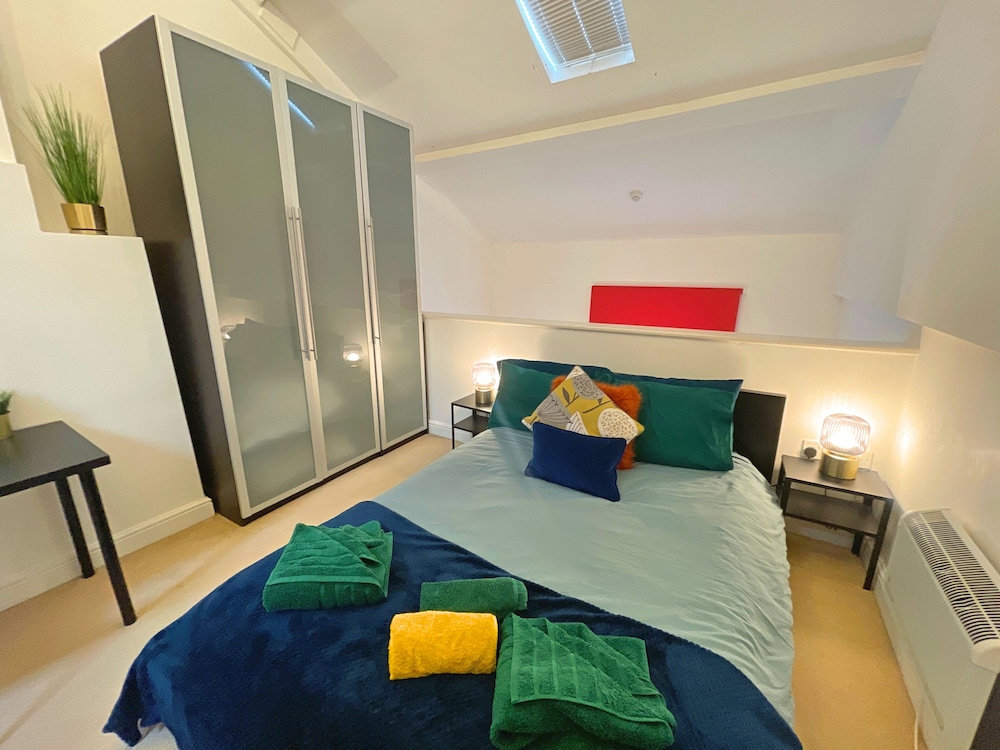 Vibrant Loft Apartment in Grade II Listed Building view 3