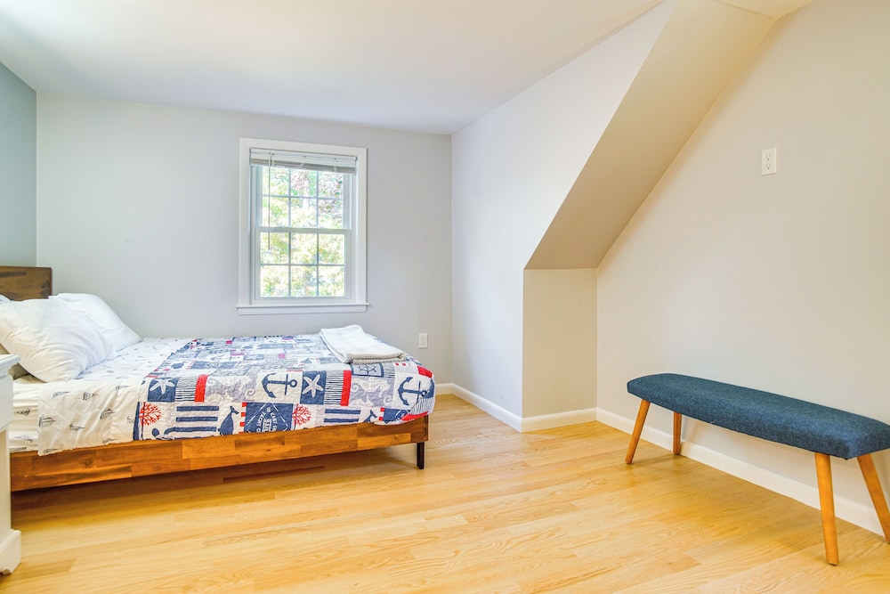 Bike to Private Beach: Cape Cod Escape w/ Sunroom